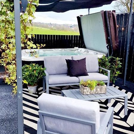 The Black Wolf Suite @ The Grumpy Schnauzer B&B Airdrie Exterior foto