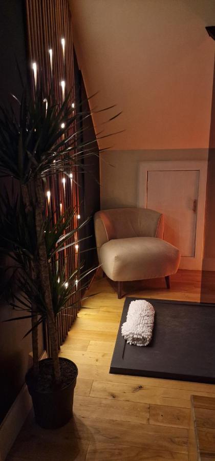 The Black Wolf Suite @ The Grumpy Schnauzer B&B Airdrie Exterior foto