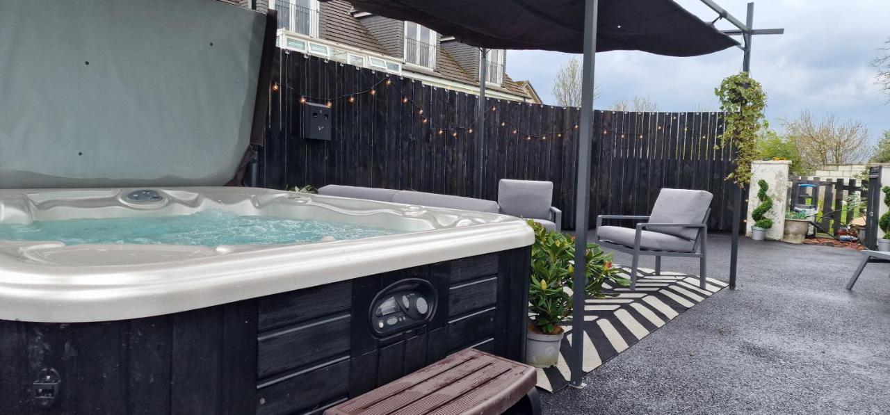 The Black Wolf Suite @ The Grumpy Schnauzer B&B Airdrie Exterior foto